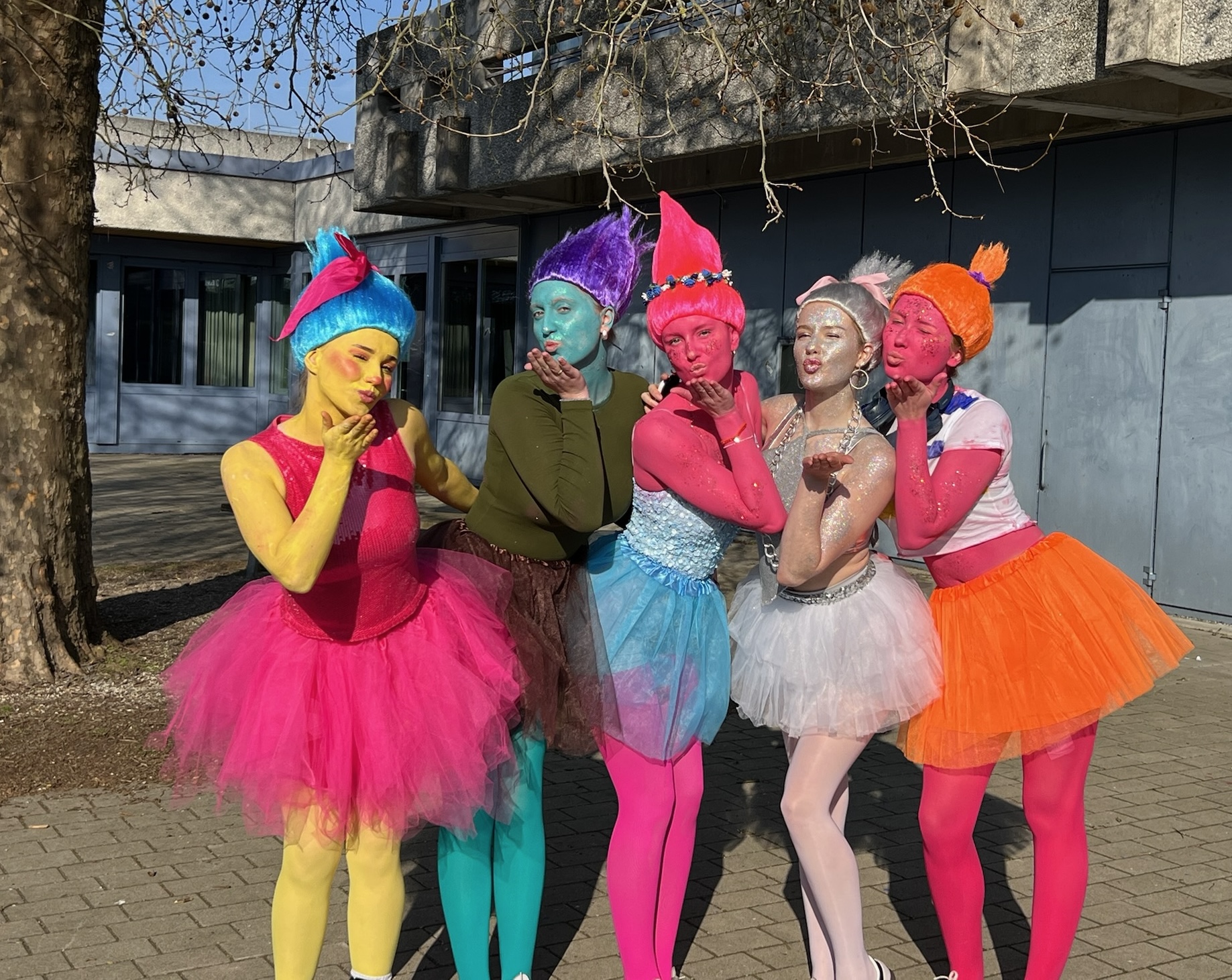 Bunte Kostüme und Party während der 