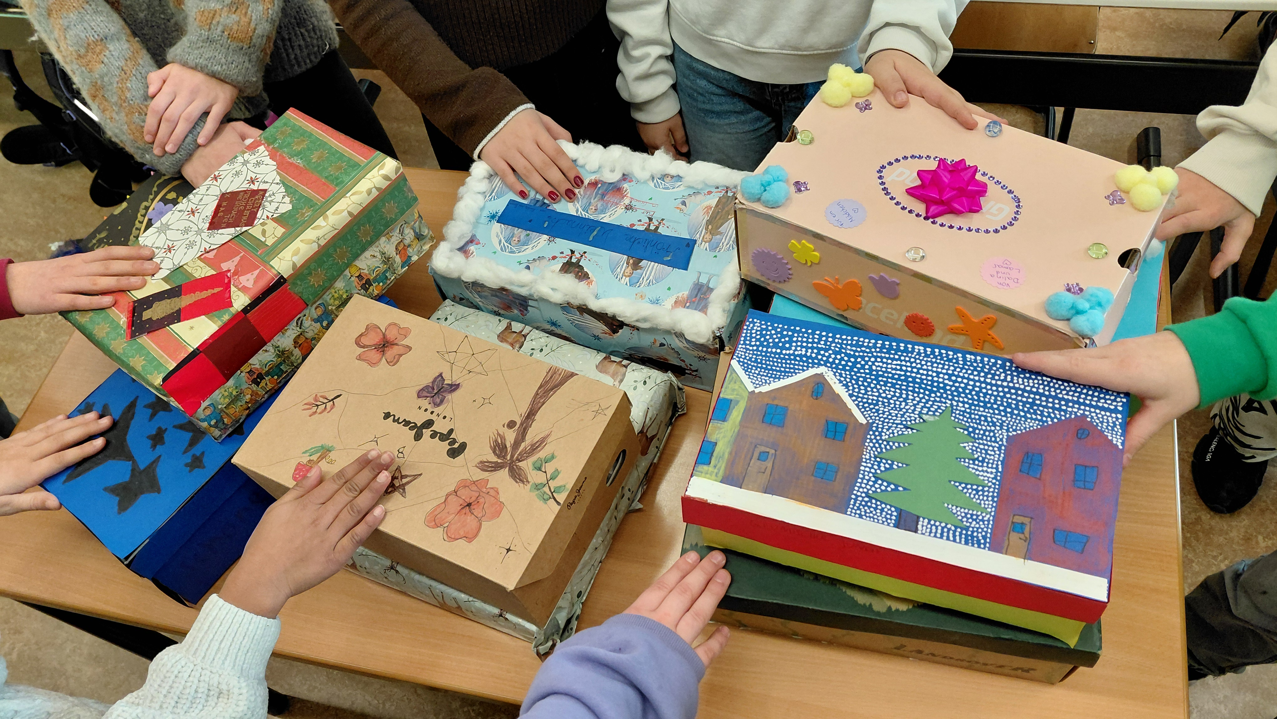 Spenden für den Kinderschutzbund - Werte und Normen-Schüler vom Gymnasium Ernestinum unterstützen Kinder und Familien mit Geschenken