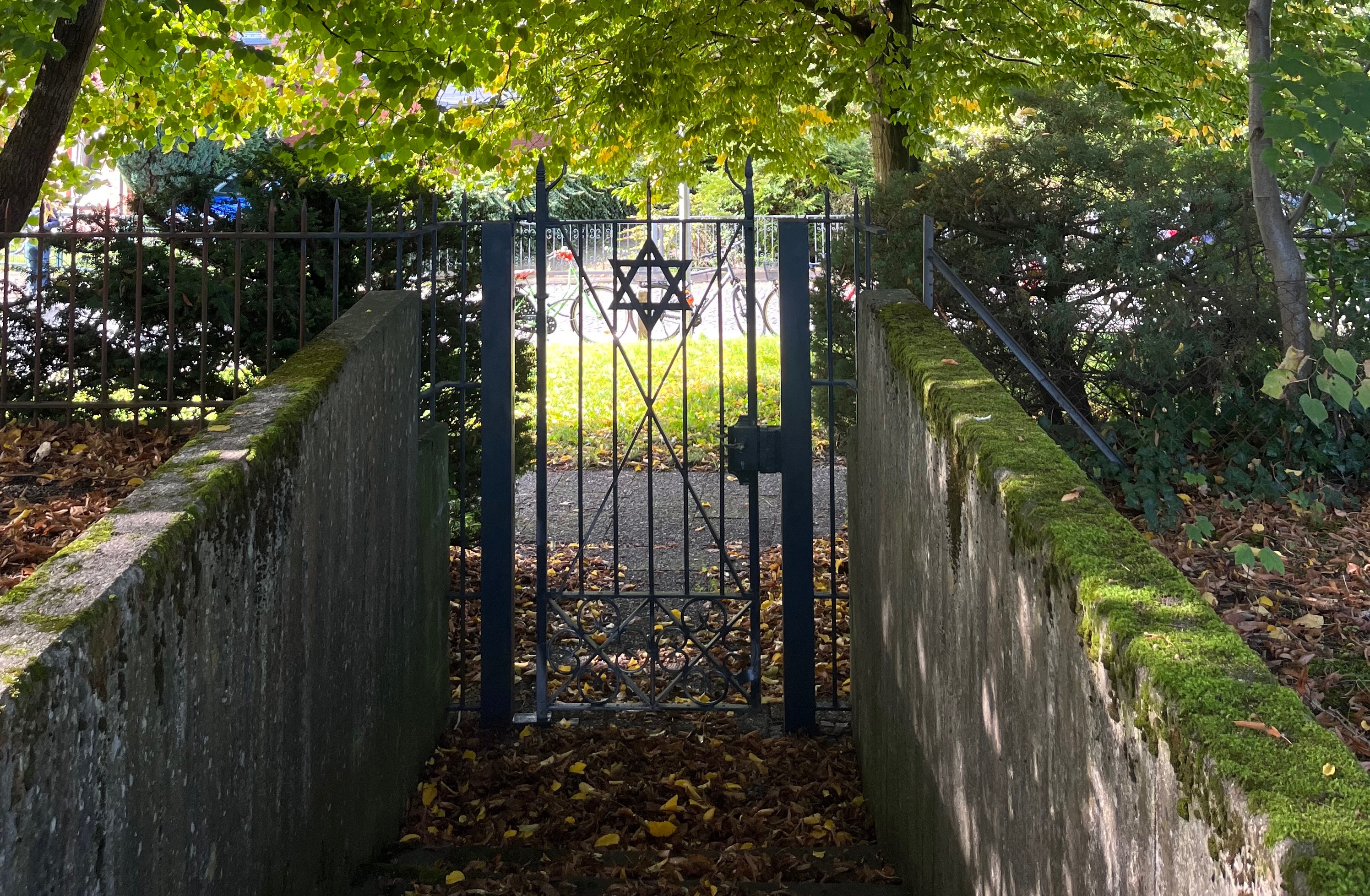 Hebräisch AG führt über jüdischen Friedhof